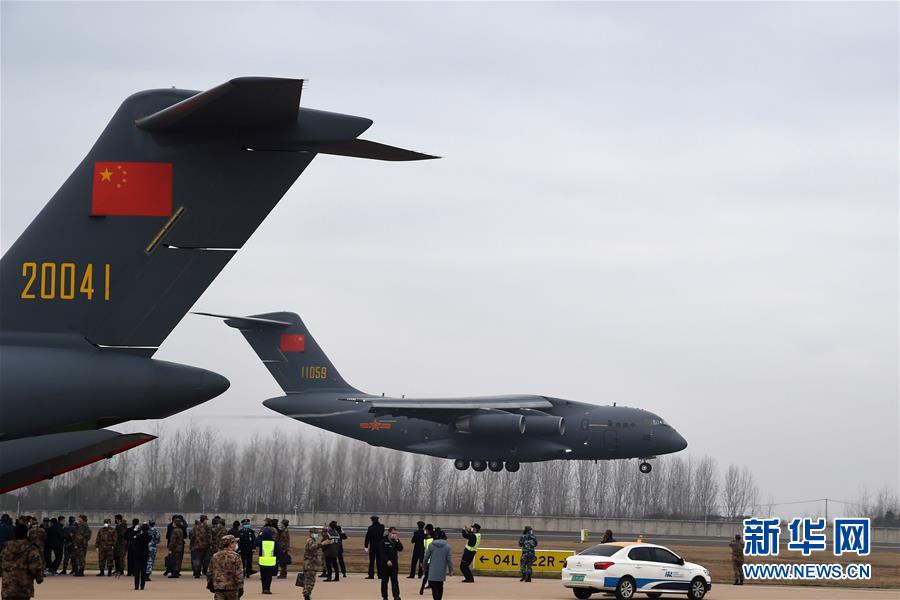 空军出动3型11架运输机多地同步向武汉空运医疗队员-新华网(图4)