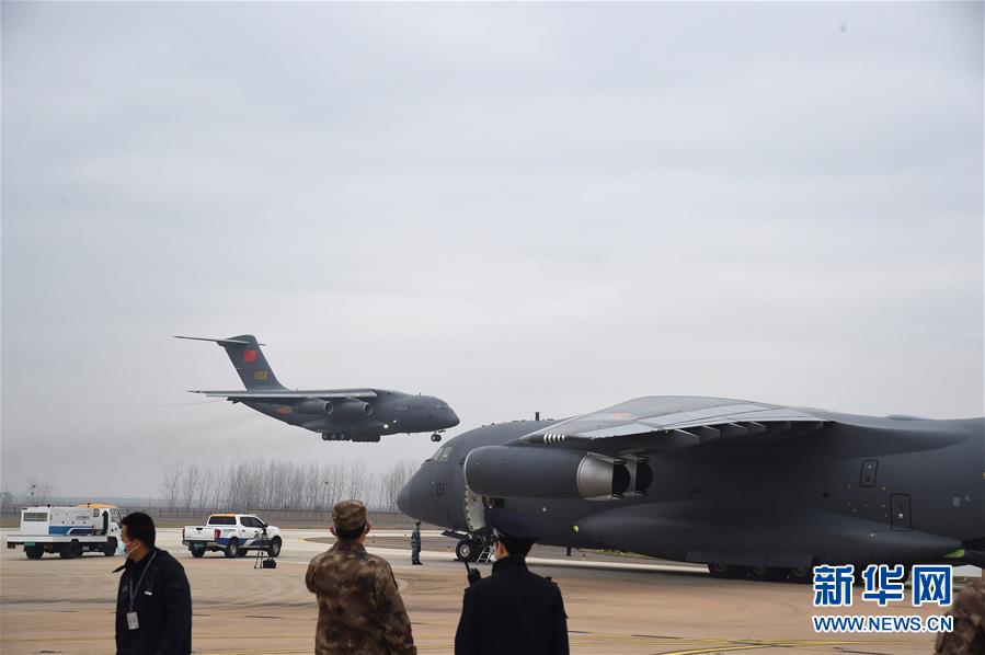 空军出动3型11架运输机多地同步向武汉空运医疗队员-新华网(图5)