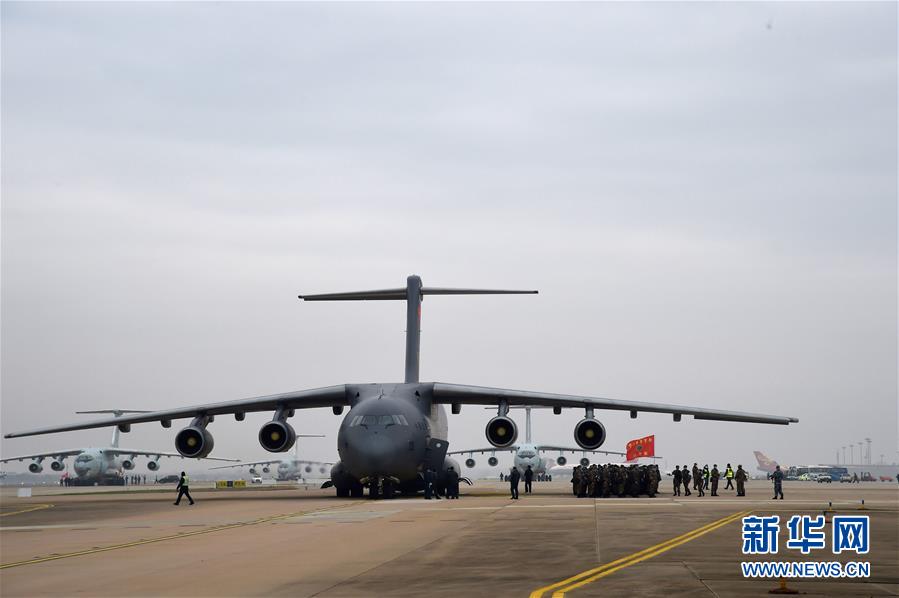 空军出动3型11架运输机多地同步向武汉空运医疗队员-新华网(图8)