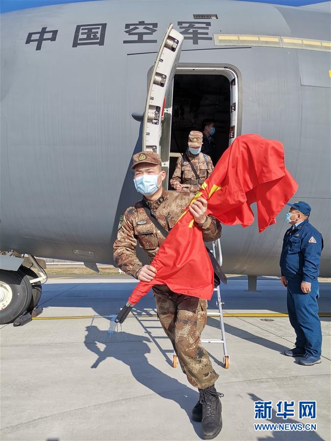 空军第四次向武汉大规模空运医疗队员和物资-新华网(图3)